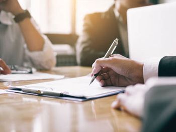 Asesor laboral con clientes